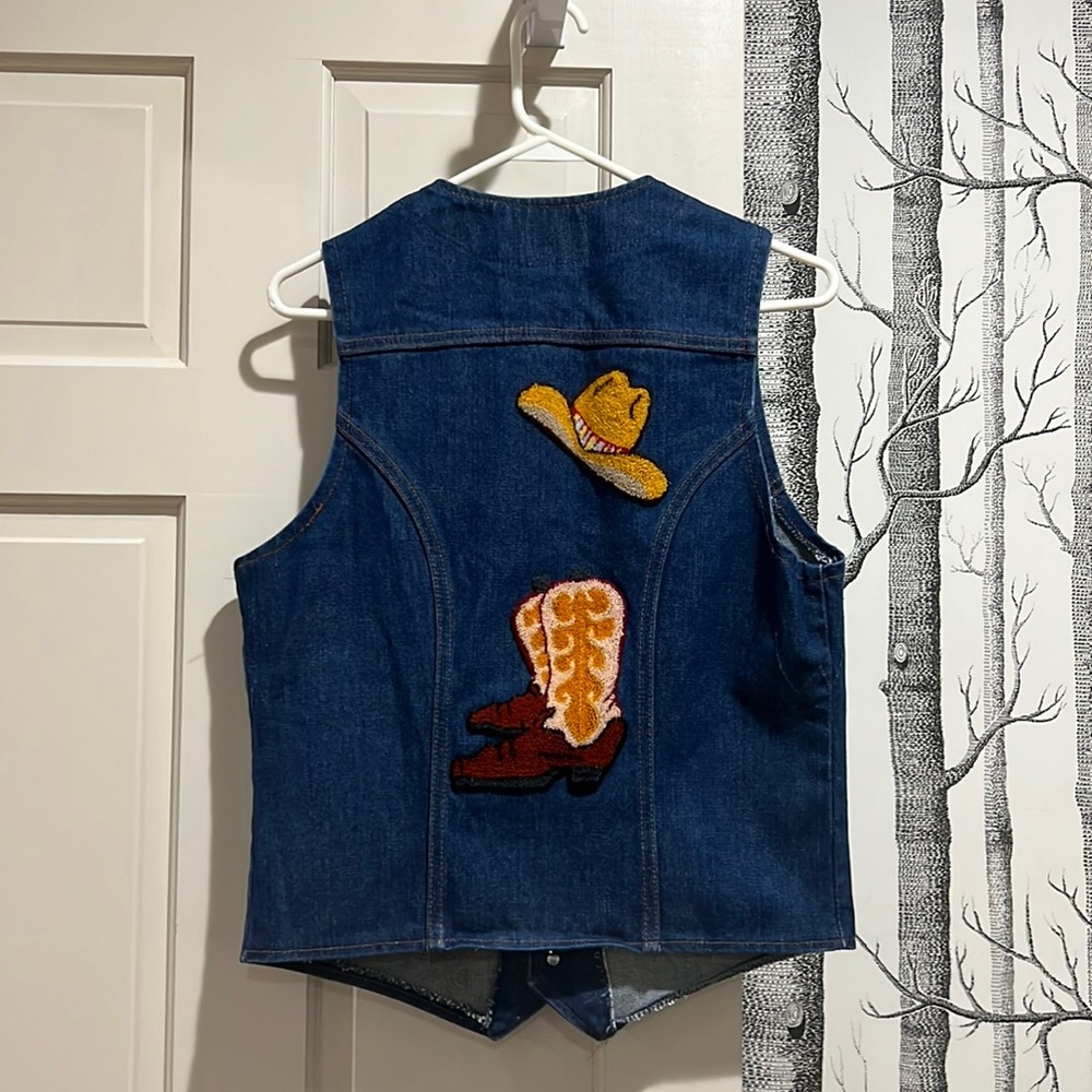VINTAGE WRANGLER JEAN WESTERN VEST W/ COWBOY HAT AND BOOTS PATCHES-PTP 19”;W 18”
